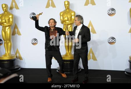 I redattori del suono Mark A. Mangini (L), David White, i vincitori degli Oscar nella sala stampa durante l'ottantottesima cerimonia di Oscar Academy Awards, tenutasi al Dolby Theatre, domenica 28 febbraio 2016 a Hollywood, California. Foto di Jennifer Graylock-Graylock.com 917-519-7666 Foto Stock