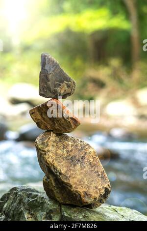 Rocce accatastate accanto al torrente nella foresta Foto Stock