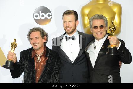 L-R: Redattori del suono Mark A. Mangini, attore Chris Evans, David White, vincitori del B nella sala stampa durante l'88esima cerimonia di Oscar, Oscar, tenutasi al Dolby Theatre, domenica 28 febbraio 2016 a Hollywood, California. Foto di Jennifer Graylock-Graylock.com 917-519-7666 Foto Stock