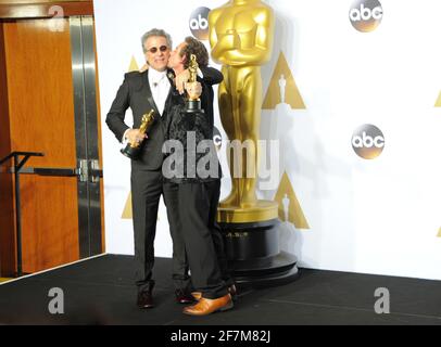 I redattori del suono Mark A. Mangini (L), David White, i vincitori degli Oscar nella sala stampa durante l'ottantottesima cerimonia di Oscar Academy Awards, tenutasi al Dolby Theatre, domenica 28 febbraio 2016 a Hollywood, California. Foto di Jennifer Graylock-Graylock.com 917-519-7666 Foto Stock