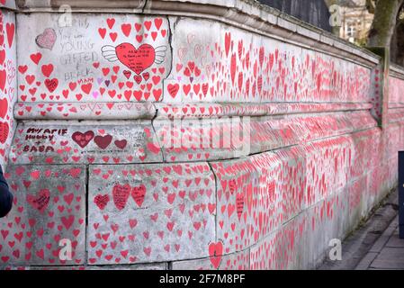 Londra, 2021 aprile: Il National Covid Memorial Wall fuori St Thomas' Hospital sul percorso Albert Embankment vicino al Tamigi a Londra Foto Stock