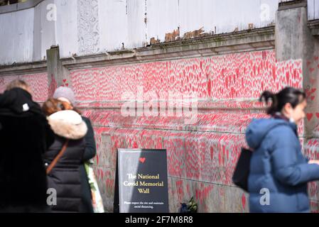 Londra, 2021 aprile: Il National Covid Memorial Wall fuori St Thomas' Hospital sul percorso Albert Embankment vicino al Tamigi a Londra Foto Stock