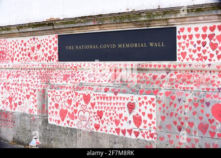 Londra, 2021 aprile: Il National Covid Memorial Wall fuori St Thomas' Hospital sul percorso Albert Embankment vicino al Tamigi a Londra Foto Stock