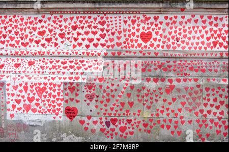 Londra, 2021 aprile: Il National Covid Memorial Wall fuori St Thomas' Hospital sul percorso Albert Embankment vicino al Tamigi a Londra Foto Stock