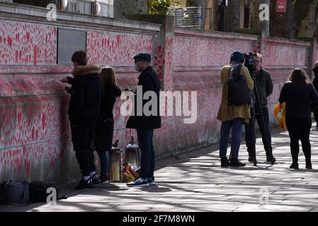 Londra, 2021 aprile: Il National Covid Memorial Wall fuori St Thomas' Hospital sul percorso Albert Embankment vicino al Tamigi a Londra Foto Stock