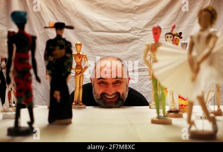 Il comico Alexei Sayle dicembre 1999 con alcuni dei mannequins artisti Nella collezione Comfort of Strangers che sarà messa all'asta Raccogliere fondi per la Fondazione Medica per la cura di vittime della tortura Foto Stock