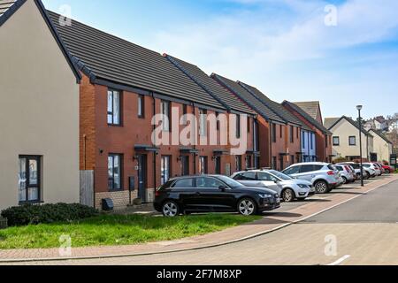 Barry, Galles - Marzo 2021: Case di collegamento con parcheggio auto in un nuovo sviluppo di alloggi sulla terra intorno alle vecchie banchine di Barry Foto Stock