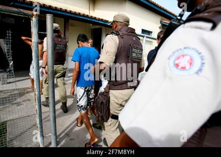 porto seguro, bahia / brasile - 1 dicembre 2011: Poliziotti militari sono visti durante l'azione nel complesso di polizia alla ricerca di membri del criminale Foto Stock