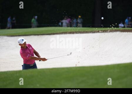 Augusta, Stati Uniti. 8 aprile 2021. Xander Schauffele esce da un bunker nella quarta buca durante il primo round del 2021 Masters Tournament all'Augusta National Golf Club di Augusta, Georgia, giovedì 8 aprile 2021. Foto di Kevin Dietsch/UPI Credit: UPI/Alamy Live News Foto Stock