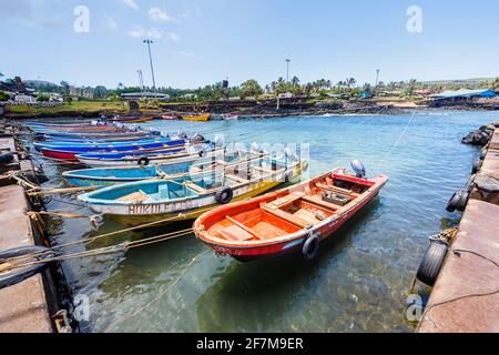 Piccole barche da pesca in legno ormeggiate nel porto di Hanga Roa, la città principale sull'isola di Pasqua (Rapa Nui), Cile Foto Stock