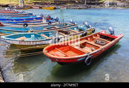 Piccole barche da pesca in legno ormeggiate nel porto di Hanga Roa, la città principale sull'isola di Pasqua (Rapa Nui), Cile Foto Stock