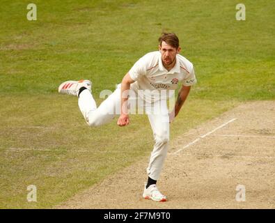 Manchester, Regno Unito. 8 aprile 2021: Cricket della contea inglese, Lancashire contro Sussex; Tom Bailey del bowling del Lancashire Foto Stock