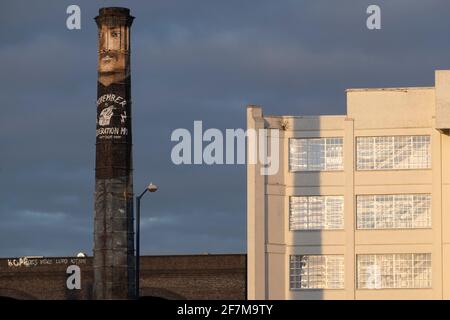 Torre della fabbrica di crema a Digbeth il 7 gennaio 2021 a Birmingham, Regno Unito. La Custard Factory è una destinazione indipendente per lo shopping e un'area di lavoro creativa e digitale per il business. Situato sul sito di quella che era la fabbrica di uccelli Custard a Digbeth, è sede di una varietà di aziende creative e digitali, negozi indipendenti, caffè e bar. Foto Stock