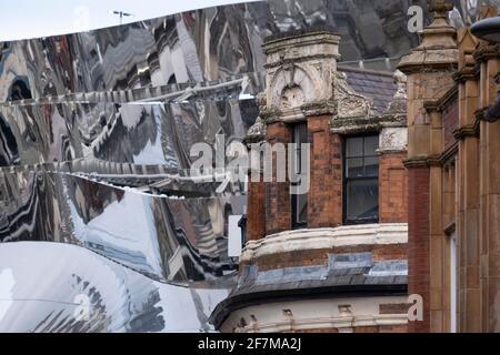 Esterno del Grand Central e vecchi edifici in mattoni rossi il 12 gennaio 2021 a Birmingham, Regno Unito. Il Grand Central è un centro commerciale aperto il 24 settembre 2015. Attualmente è di proprietà di Hammerson e CPPIB. Il centro originale fu costruito nel 1971 come parte della ricostruzione della stazione New Street di Birmingham. Era conosciuto come il centro commerciale di Birmingham prima di essere rinominato come Pallasades. Nell'ambito della ristrutturazione di New Street Station Gateway Plus, Grand Central ha subito una revisione importante. Il centro commerciale è stato riprogettato con un tetto di vetro ad atrio come elemento centrale ed è sede di o Foto Stock