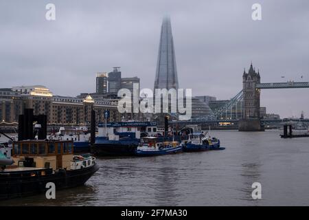 Serata Misty a Wapping guardando attraverso il Tamigi verso Tower Bridge e The Shard il 30 gennaio 2021 a Londra, Regno Unito. Foto Stock