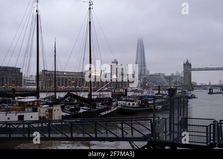 Serata misty a Wapping guardando su Hermitage Wharf attraverso il Tamigi verso Tower Bridge e The Shard il 30 gennaio 2021 a Londra, Regno Unito. Foto Stock