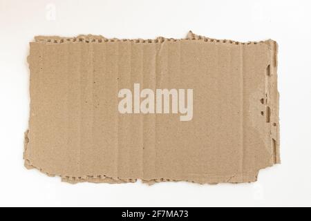pezzo di cartone strappato isolato su fondo bianco, cartone con bordi strappati, vista dall'alto Foto Stock