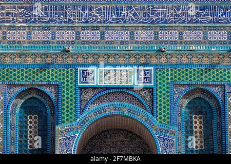 Versi Quranici in calligrafia araba scritta su colorate ceramiche smaltate, che sono state preparate da artigiani armeni 16 ° secolo decorano la cupola della moschea di roccia nel Monte del Tempio noto ai musulmani come Haram esh-Sharif nella città vecchia est Gerusalemme Israele Foto Stock