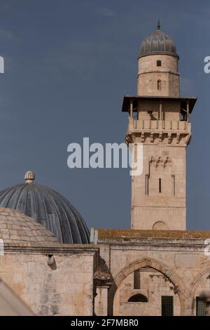 Vista del minareto di Bab al-Silsila del XIV secolo (il Minareto di porta delle catene) sormontato da un balcone ambulatorio, Da cui il muezzino chiede la preghiera uno dei quattro minareti che circondano il Monte del Tempio conosciuto ai Musulmani come Haram esh-Sharif e il composto al Aqsa nella città vecchia di Gerusalemme Est Israele Foto Stock