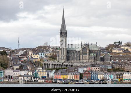 Cobh, Cork, Irlanda. 8 aprile 2021. Vista sul lungomare della storica città di Cobh Co. Cork, Irlanda. - credito; David Creedon / Alamy Live News Foto Stock