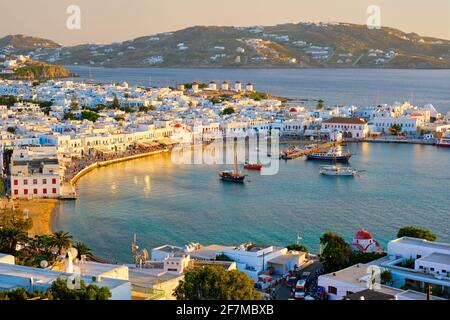 Porto dell'isola di Mykonos con barche, isole Cicladi, Grecia Foto Stock