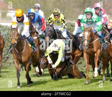 GRANDE INCONTRO NAZIONALE AD AINTREE 1° GIORNO. I CACCIATORI DI VOLPE CHASE AL 2. 7/4/2005 FOTO DAVID ASHDOWNRACING Foto Stock