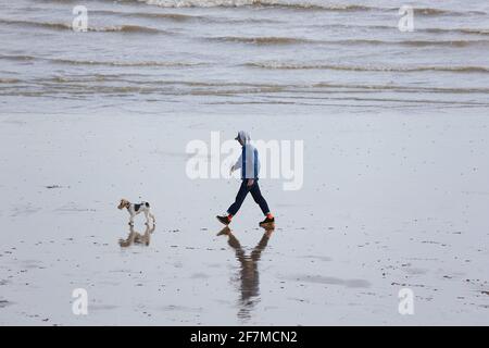 Hastings, East Sussex, Regno Unito. 08 Apr 2021. Tempo in Gran Bretagna: Tempo soleggiato sulla passeggiata lungomare di Hastings, in quanto molte persone prendono una passeggiata nel tardo pomeriggio. Photo Credit: Paul Lawrenson /Alamy Live News Foto Stock