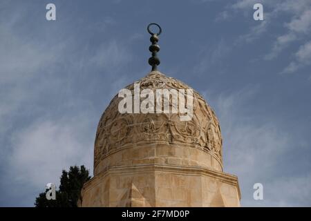 La cupola della Fontana di Qayt Bay o Sabil Qaitbay decorato con sculture in pietra arabescate a bassorilievo costruite nel 1455 Gli ordini del sultano Mamluk Sayf ad-DIN Inal localizzati Sulla spianata occidentale della cupola della roccia Nel Monte del Tempio conosciuto ai Musulmani come l'Haram Esh-Sharif nella città vecchia est Gerusalemme Israele Foto Stock