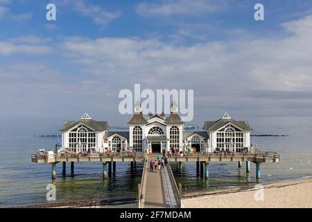 Seebrücke Sellin, ristorante sul molo / molo nella località balneare baltica di Sellin sull'isola tedesca Rügen, Meclemburgo-Pomerania occidentale, Germania Foto Stock