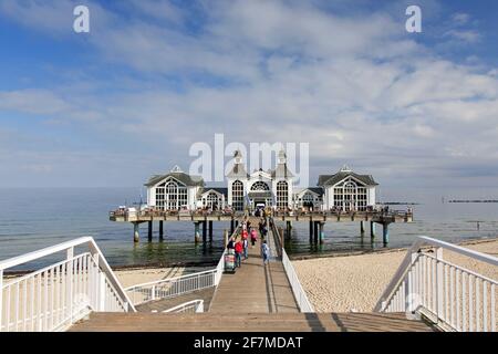 Seebrücke Sellin, ristorante sul molo / molo nella località balneare baltica di Sellin sull'isola tedesca Rügen, Meclemburgo-Pomerania occidentale, Germania Foto Stock