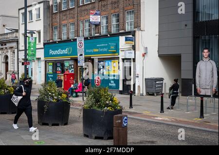 Watford, Regno Unito. 8 Apr 2021. Poundland in Watford High Street, Hertfordshire come la zona diventa un po 'più affollato come le restrizioni di blocco coronavirus sono lentamente attenuati. I negozi non essenziali riapriranno il 12 aprile in conformità con la tabella di marcia del governo britannico, che incoraggerà un maggior numero di persone a visitare il centro della città. Credit: Stephen Chung/Alamy Live News Foto Stock