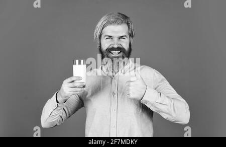 Concetto di latte vegano. I lumi vegani sono costituiti da un'ampia varietà di fagioli, semi e grani. Bere cocktail proteici. Abitudini sane. Senza lattosio. Con bearded Foto Stock