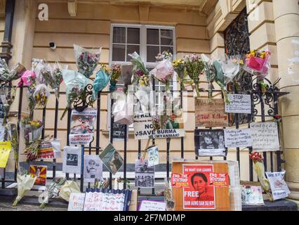 Londra, Regno Unito. 8 aprile 2021. Fiori e segni visti al di fuori dell'ambasciata del Myanmar a Londra.l'ambasciatore del Myanmar nel Regno Unito, Kyaw Zwar Minn, è stato bloccato fuori dall'ambasciata a Mayfair, che ha descritto come un 'colpo di stato'. (Foto di Vuk Valcic/SOPA Images/Sipa USA) Credit: Sipa USA/Alamy Live News Foto Stock