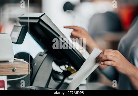 Venditore o acquirente che stampa ricevuta o fattura per un cliente, tempo di vendita, periodo di sconto, concetto POS Foto Stock