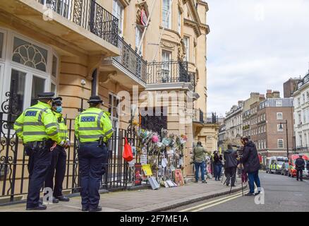 Londra, Regno Unito. 8 aprile 2021. La polizia si trova al di fuori dell'ambasciata del Myanmar a Londra. L'ambasciatore del Myanmar nel Regno Unito, Kyaw Zwar Minn, è stato escluso dall'ambasciata di Mayfair, che ha descritto come un 'colpo di stato'. Credit: SOPA Images Limited/Alamy Live News Foto Stock