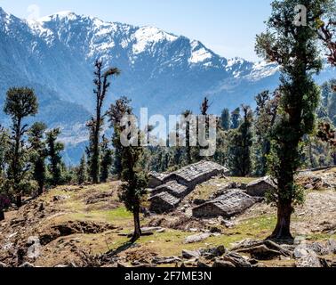 Pastore baite alta al di sopra del villaggio di Supi nella valle Saryu dell'Uttarakhand Himalaya India del Nord Foto Stock