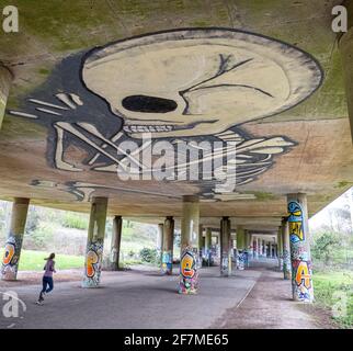 Il volo del Cumberland Basin a Bristol Regno Unito è molto popolare sito per gli artisti graffiti che hanno utilizzato ogni spazio disponibile Foto Stock