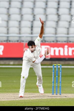 Manchester, Regno Unito. 8 Aprile 2021: Cricket della Contea Inglese, Lancashire contro Sussex; Saqib Mahmood del bowling Lancashire Foto Stock