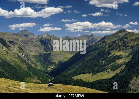 Vista sulla valle di Varradòs e la vetta di Maubèrme sullo sfondo, visto da Eth Plan in estate (Valle di Aran, Catalogna, Spagna, Pirenei) Foto Stock