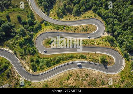 Vista aerea di una strada curvilinea che salirà sul passo di Bonaigua nei Pirenei spagnoli (Pallars Sobrià, Catalogna, Spagna, Pirenei) Foto Stock