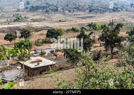 piccola colonia di villaggio vista dall'alto dalla montagna con risaie verdi. Foto Stock