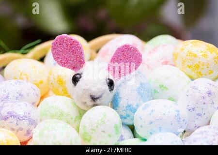 lepre giocattolo in un cestino di uova. Vacanze di Pasqua. Foto di alta qualità Foto Stock