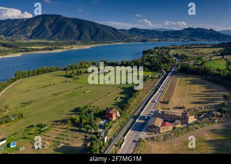 Veduta aerea del villaggio di Pobla de Segur e della parte settentrionale del bacino idrico di Sant Antoni (Pallars Sobirà, Catalogna, Spagna, Pirenei) Foto Stock