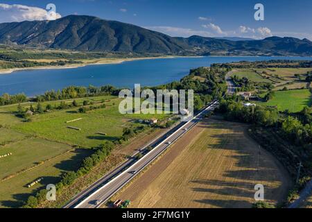 Veduta aerea del villaggio di Pobla de Segur e della parte settentrionale del bacino idrico di Sant Antoni (Pallars Sobirà, Catalogna, Spagna, Pirenei) Foto Stock