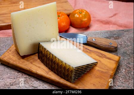 Collezione di formaggi, pezzi di formaggio spagnolo duro manchego curado, viejo e Iberico primo piano Foto Stock