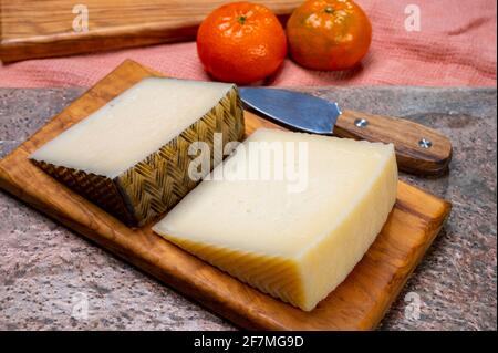 Collezione di formaggi, pezzi di formaggio spagnolo duro manchego curado, viejo e Iberico primo piano Foto Stock