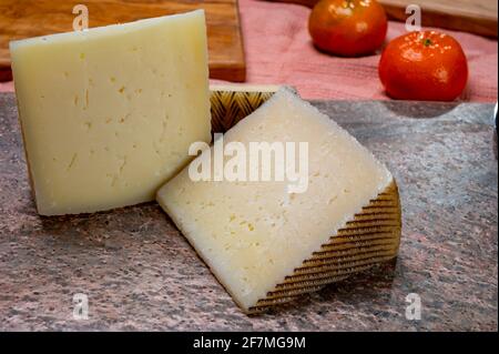 Collezione di formaggi, pezzi di formaggio spagnolo duro manchego curado, viejo e Iberico primo piano Foto Stock