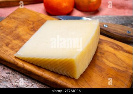 Collezione di formaggi, pezzo di formaggi duri del manchego curado spagnolo primo piano Foto Stock