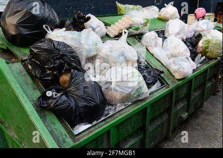 I dumpster verdi sono pieni di spazzatura Foto Stock