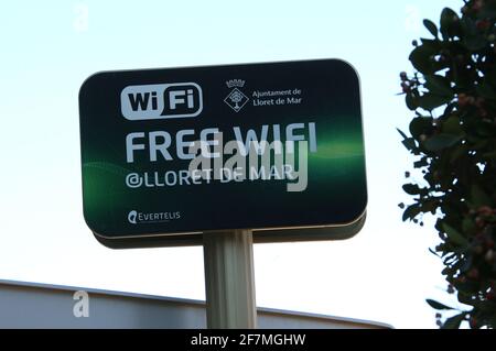 Accesso Wi-Fi gratuito nella città balneare di Lloret de Mar sulla Costa Brava vicino a Calella in Catalogna Spagna UE 2019 Foto Stock